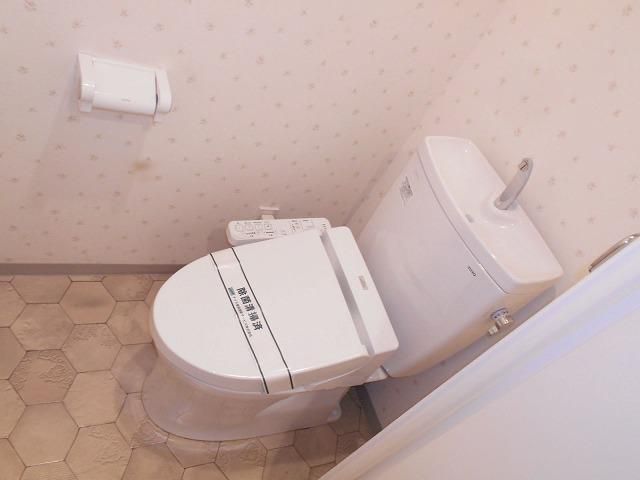 トイレ　落ち着いた色調のトイレです