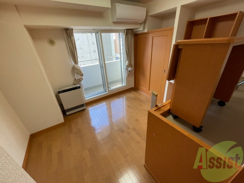 その他部屋・スペース　木目のフローリングが落ち着くお部屋ですね。