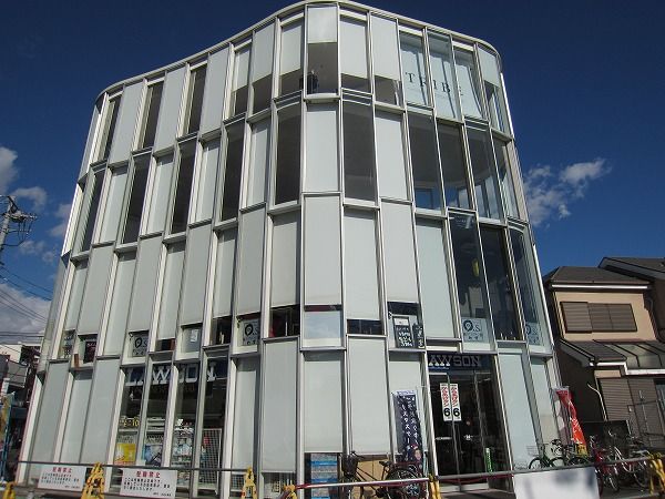 コンビニ　ローソン京王布田駅前店（コンビニ）まで196m