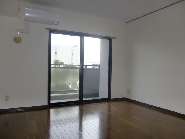 居室・リビング　明るいお部屋ですよ。