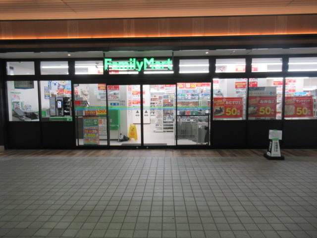 コンビニ　ファミリーマート エキア谷塚店（コンビニ）まで650m
