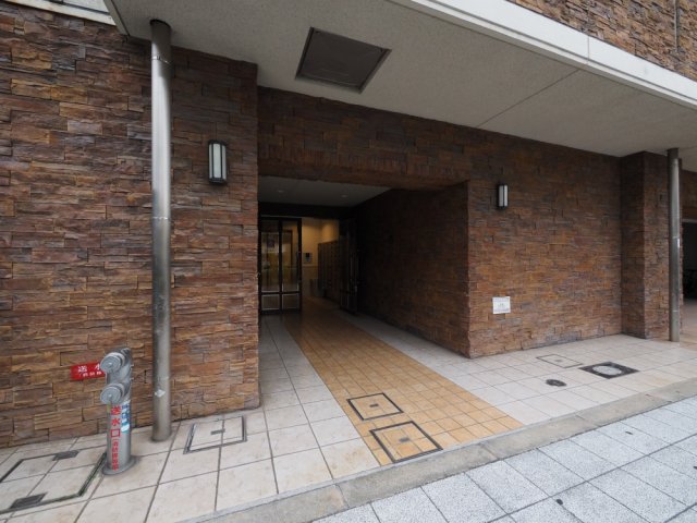 エントランス　落ち着いたエントランスです