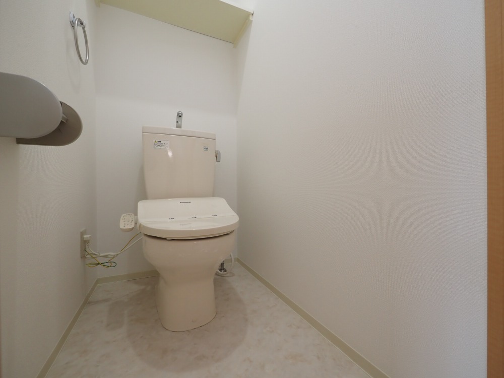 トイレ　落ち着いた色調のトイレです