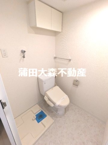 トイレ　棚収納と温水暖房便座付きのトイレ