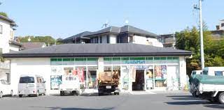 コンビニ　ファミリーマート大津瀬田四丁目店（コンビニ）まで391m