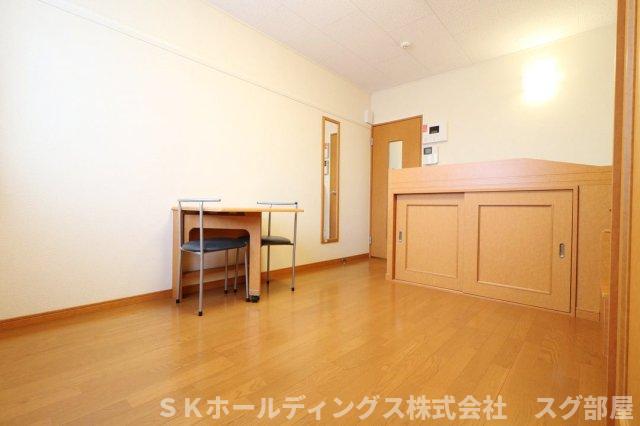 玄関　ベッド下に収納スペースあり！荷物が多くても十分に収まります