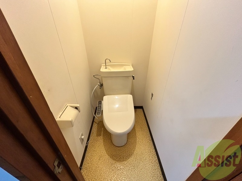 トイレ　温水洗浄便座が付いているトイレなので快適です。