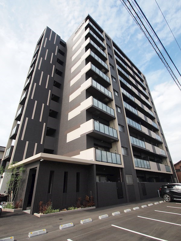 建物外観　三萩野地区。築浅・設備充実。