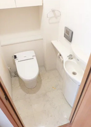 トイレ　落ち着いた色調のトイレです