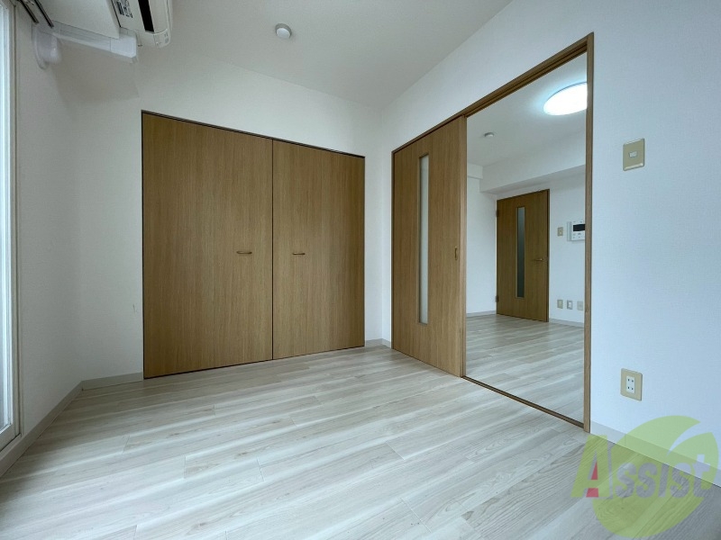 その他部屋・スペース　寝室はこちらです。光が差し込む、温かみのあるお部屋です。