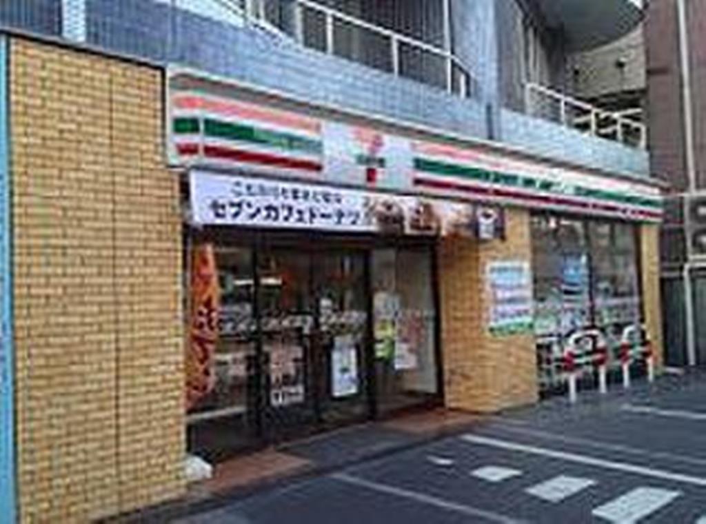 コンビニ　セブンイレブン新宿大久保駅前店（コンビニ）まで126m