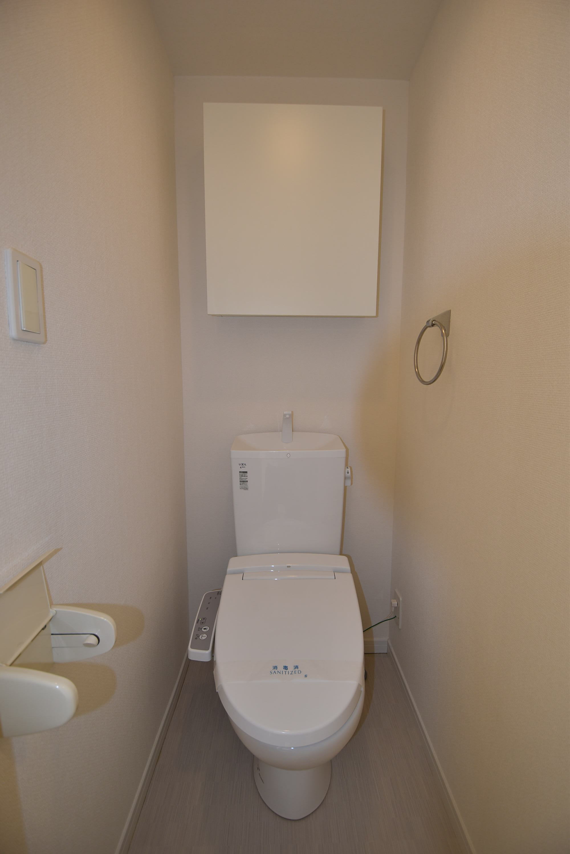 トイレ　上部に収納棚、更にウォシュレットが付いたトイレです。