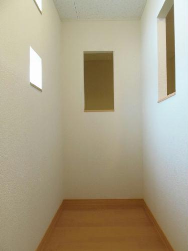 その他　階段横の収納スペースです