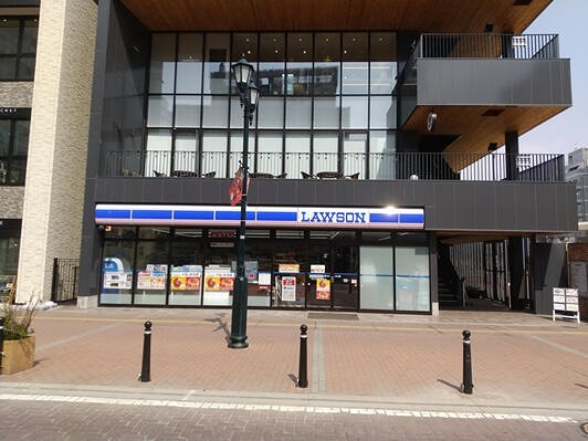 コンビニ　ローソン 福生駅前通店（コンビニ）まで326m