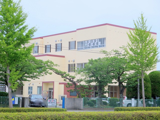 小学校　県居小学校（小学校）まで554m