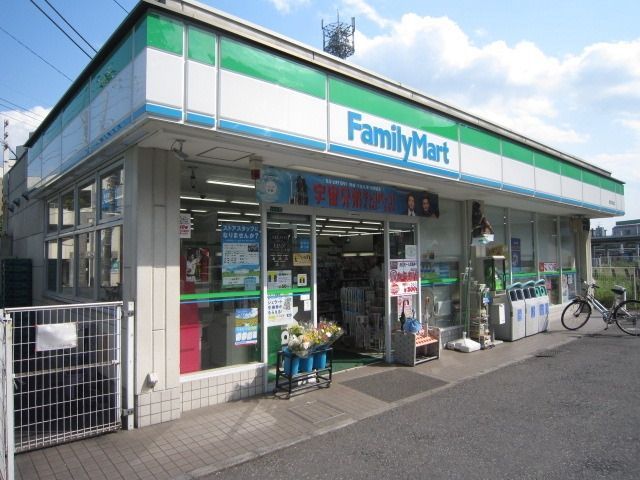 コンビニ　ファミリーマート（コンビニ）まで450m