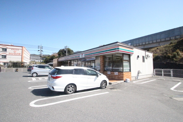 コンビニ　セブンイレブン広島口田南店（コンビニ）まで592m