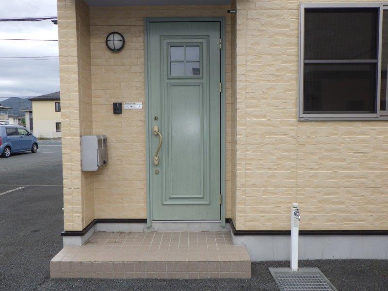 玄関　※入居中の為、同タイプ別のお部屋の写真となります。