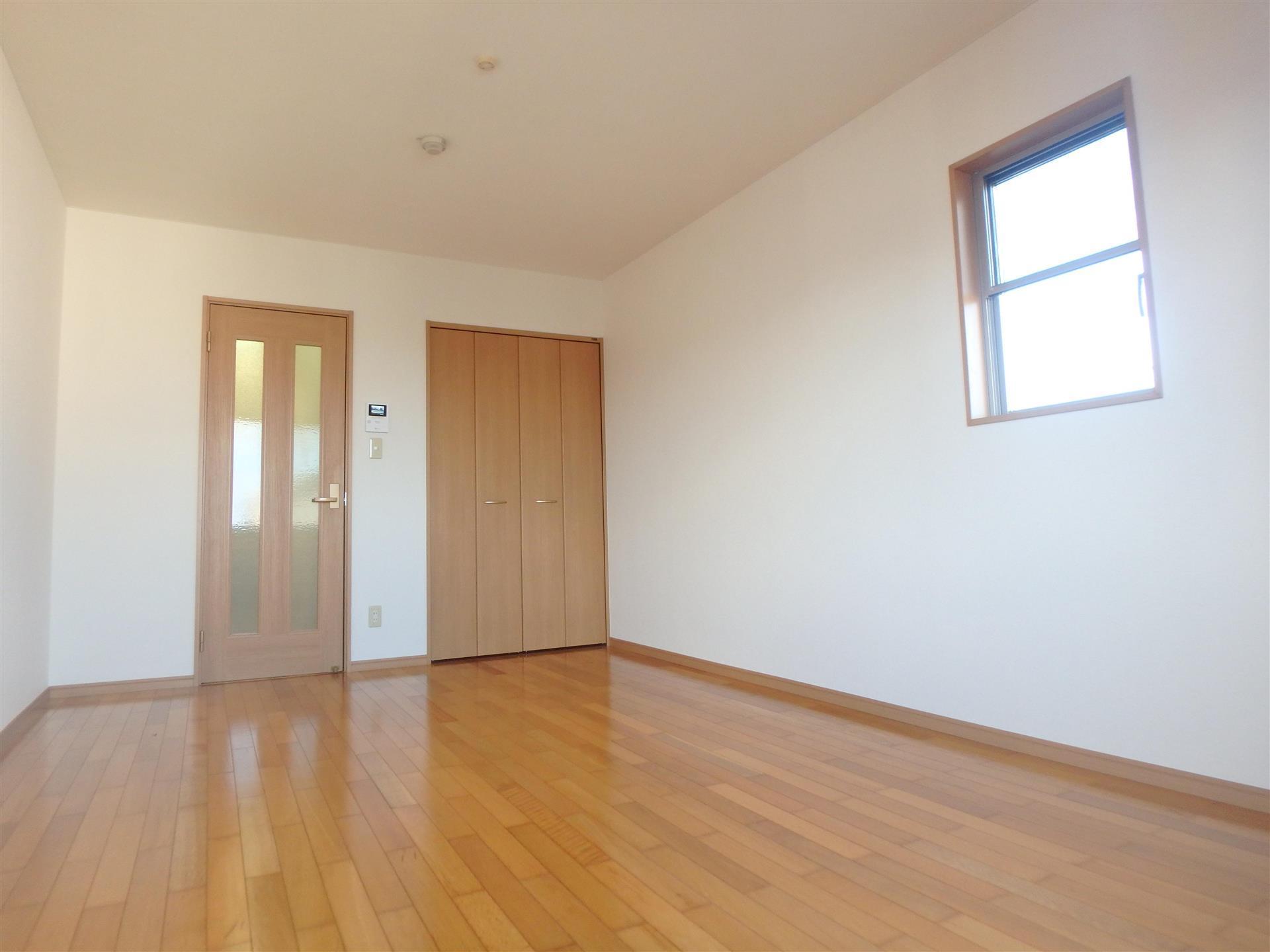 居室・リビング　角部屋の8.6帖フローリング洋室です