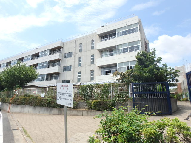 中学校　川口市立安行東中学校（中学校）まで800m