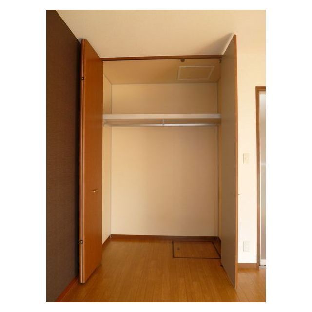 収納　ハンガーパイプ付きの収納