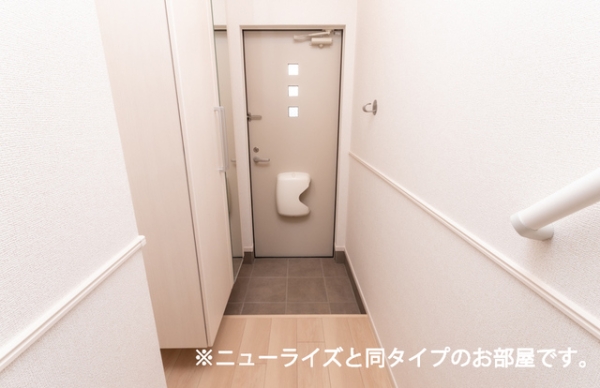 玄関　※参考写真　同建築メーカー施工の同間取完成他物件のものです。