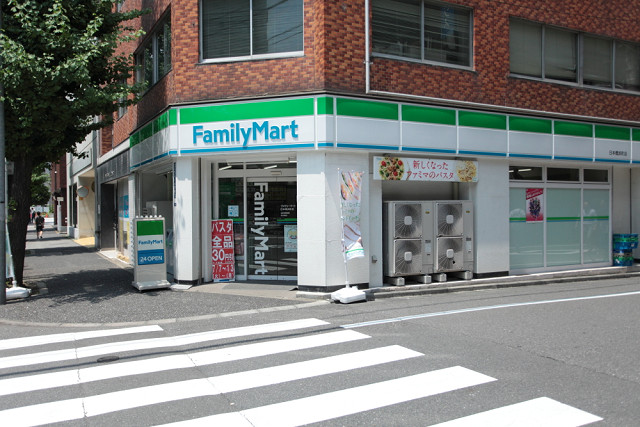 コンビニ　ファミリーマート 湊二丁目店（コンビニ）まで217m