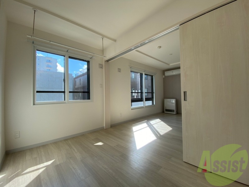 その他部屋・スペース　寝室はこちらです。光が差し込む、温かみのあるお部屋です。