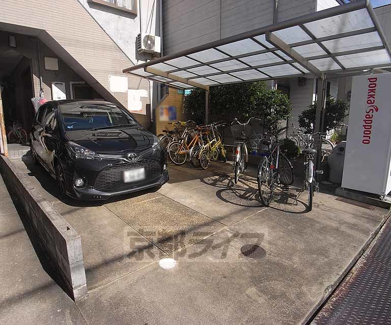その他共有部分　屋根付きの駐輪場です。