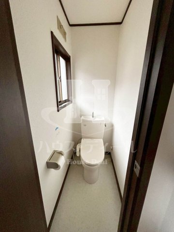 トイレ　落ち着いた色調のトイレです