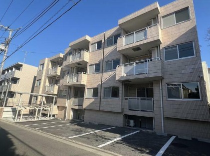 建物外観　鉄筋コンクリート造のがっちりとした建物。