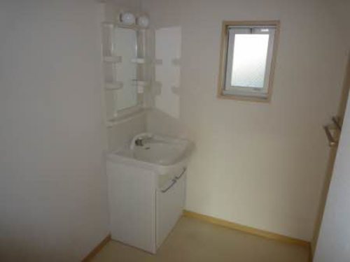 洗面設備　同物件角部屋の写真です