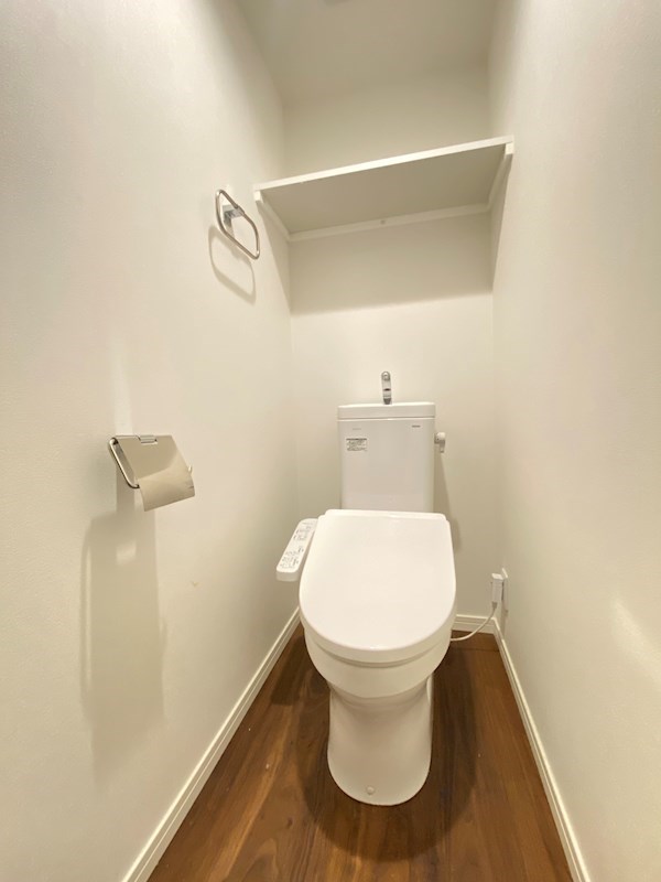 トイレ　トイレは快適な温水洗浄便座付き