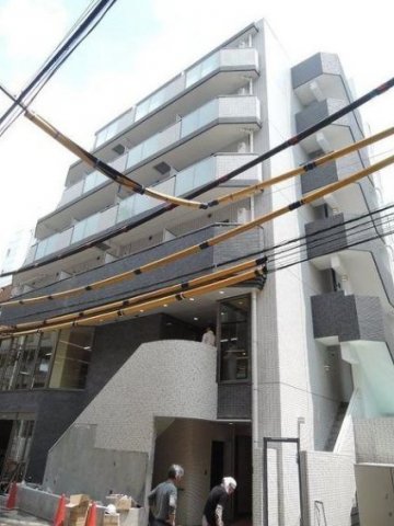 建物外観　鉄筋コンクリート造のがっちりとした建物。