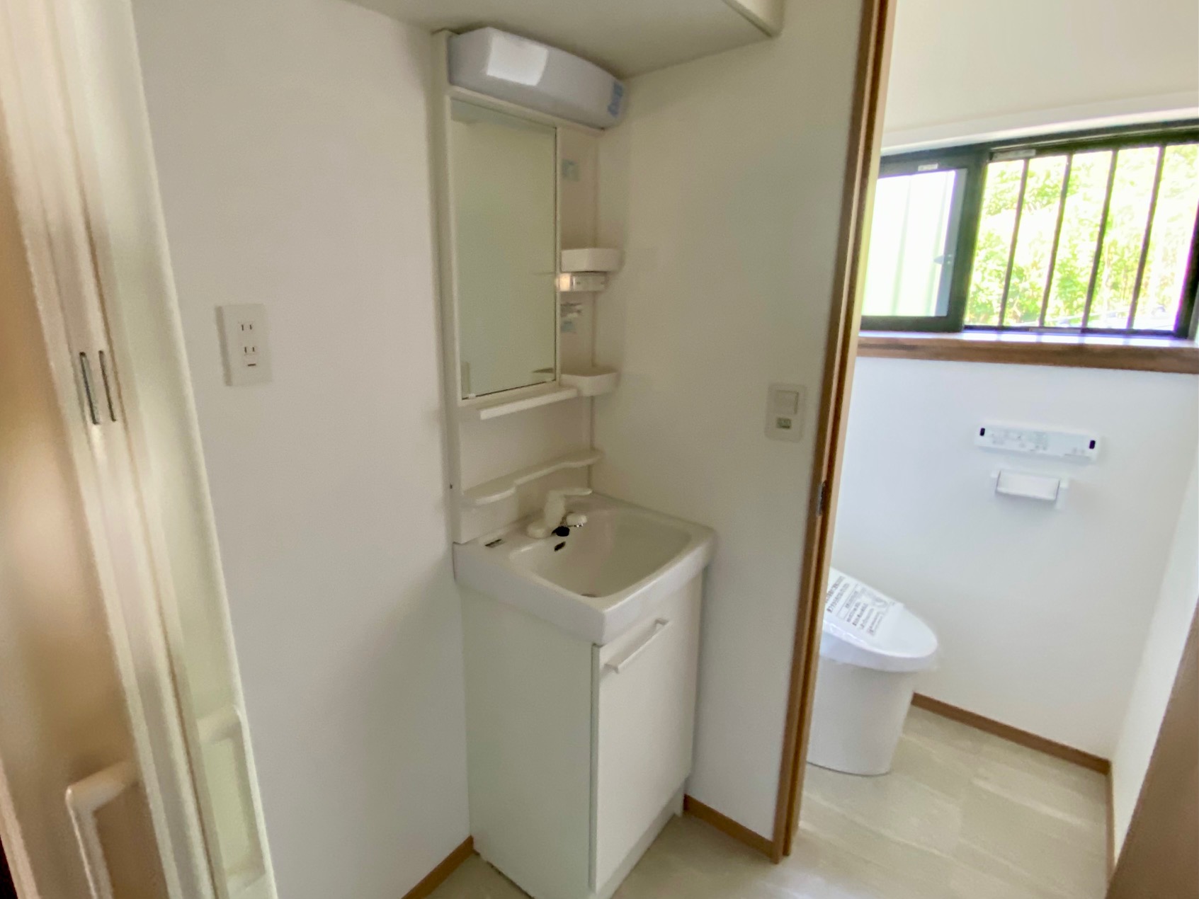 洗面設備　洗面台・トイレも新規交換済です。