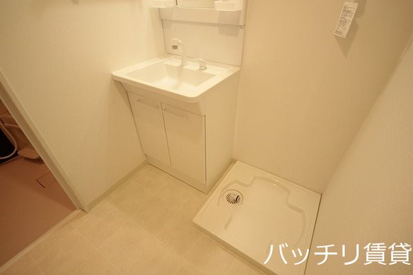 洗面設備　同シリーズの別号室の画像。現況を優先します。