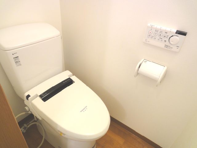 トイレ　ボタン一つで蓋が開閉できます