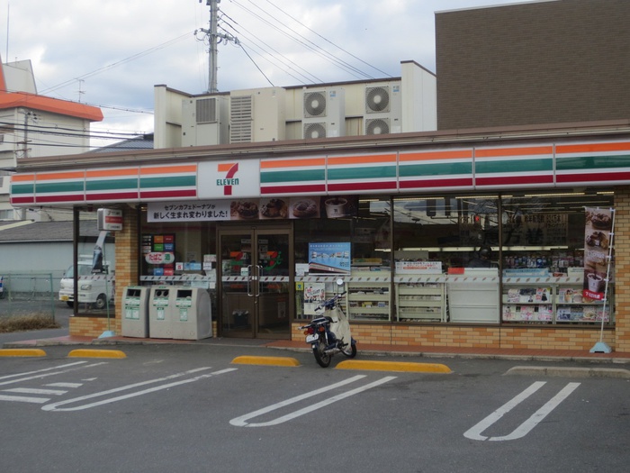 コンビニ　セブンイレブン（コンビニ）まで325m
