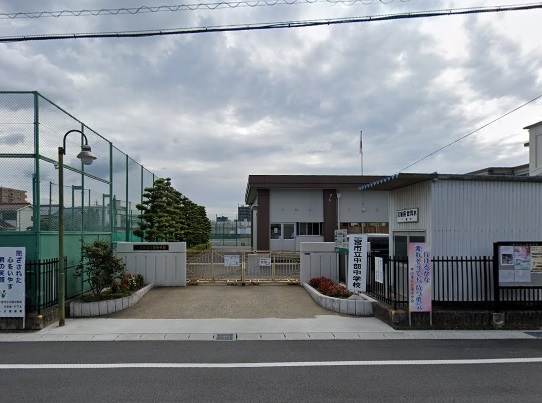 中学校　一宮市立中部中学校（中学校）まで130m