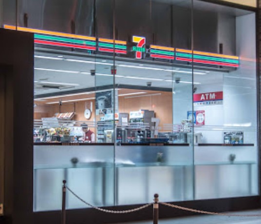 コンビニ　セブン-イレブン 港区南青山２丁目店（コンビニ）まで317m