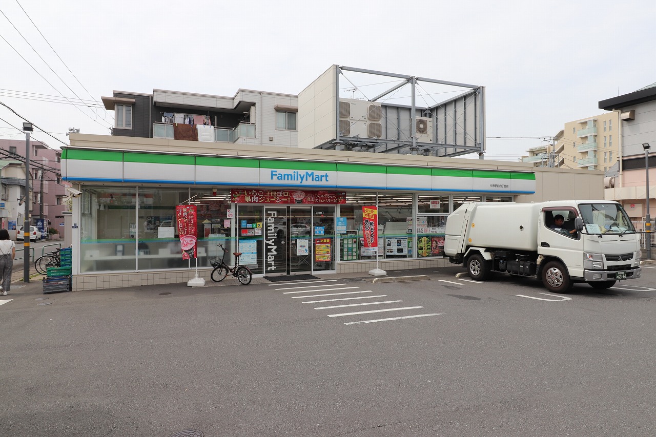 コンビニ　ファミリーマート（コンビニ）まで180m