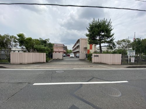 中学校　草津市立草津中学校（中学校）まで992m