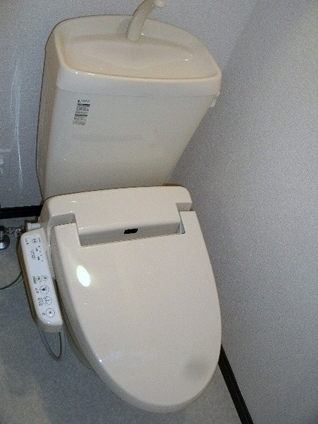 トイレ　嬉しいウォシュレット機能付です。