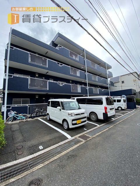 建物外観　小学校目の目で静かな環境です