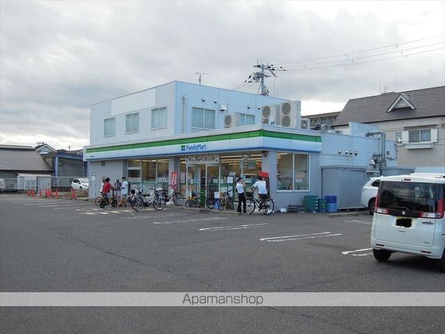 コンビニ　ファミリーマート（コンビニ）まで359m