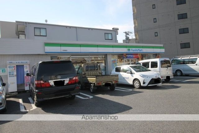 コンビニ　ファミリーマート（コンビニ）まで1060m