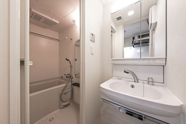 洗面設備　※写真は同じマンションの違う部屋のものになります。