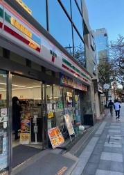 コンビニ　セブンイレブン九段南3丁目店（コンビニ）まで124m