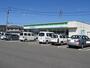 コンビニ　ファミリーマート北勢麻生田店（コンビニ）まで130m