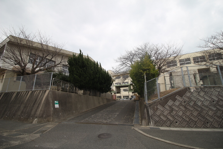 小学校　下関市立川中小学校（小学校）まで636m